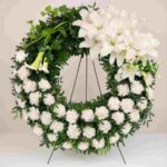 تاج گل ترحیم یک طبقه با گل‌آرایی سفید و سبز مناسب مراسم ختم و یادبود